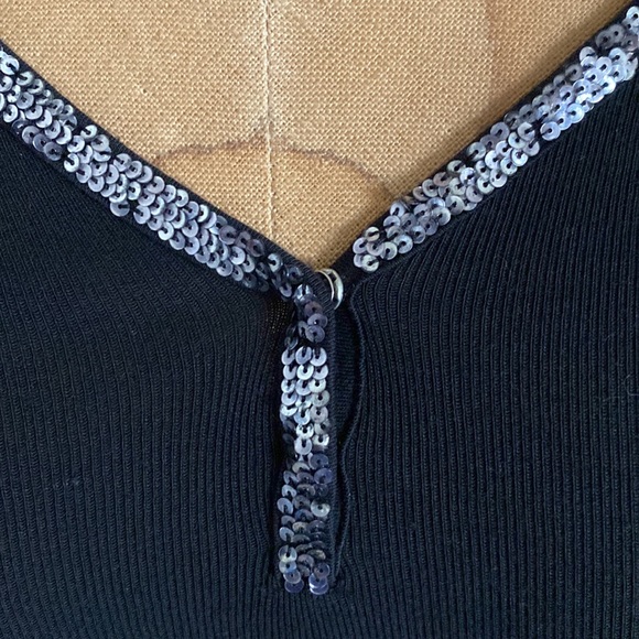 Express top with sequin - Picture 3 of 6